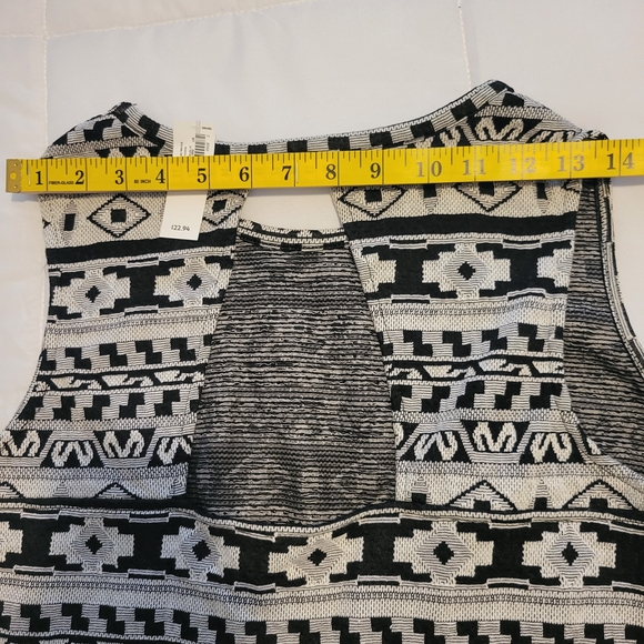 Old Navy Black & Cream Tribal Print Sleeveless Tank - Picture 4 of 9